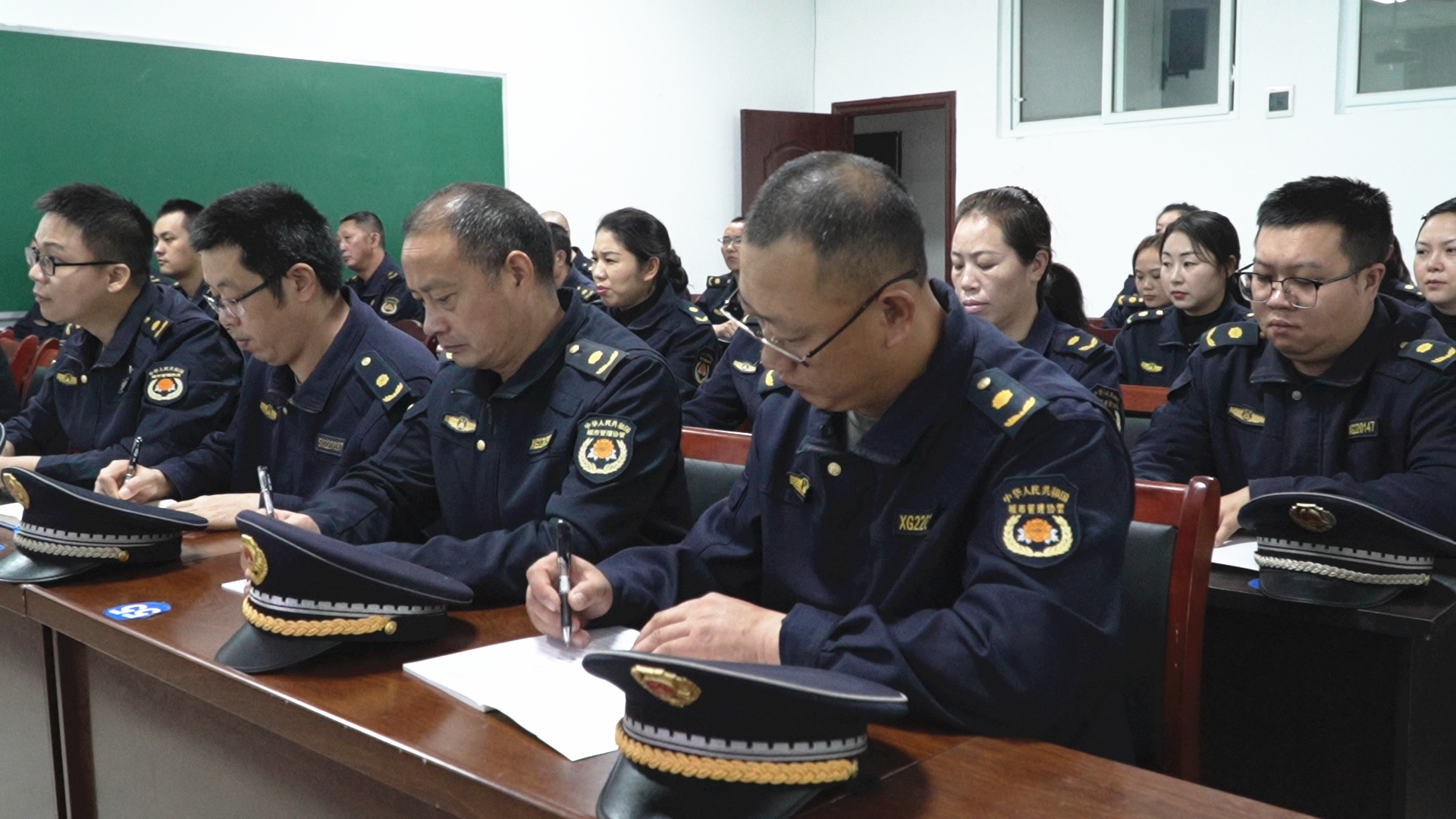 包含南特队伍告捷，全队精神饱满斗志昂扬的词条